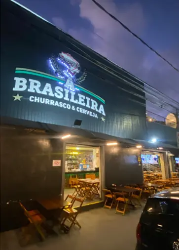 Fachada iluminada do À Brasileira à noite