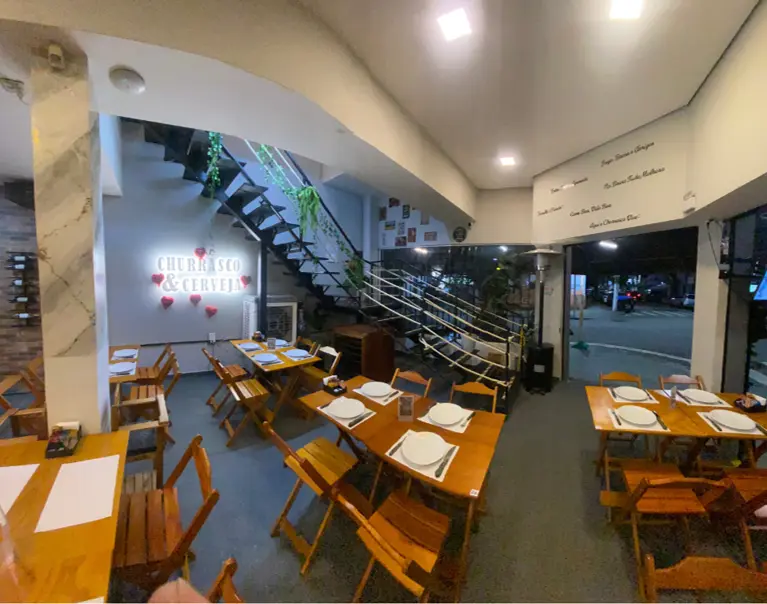 Salão interno com mesas preparadas