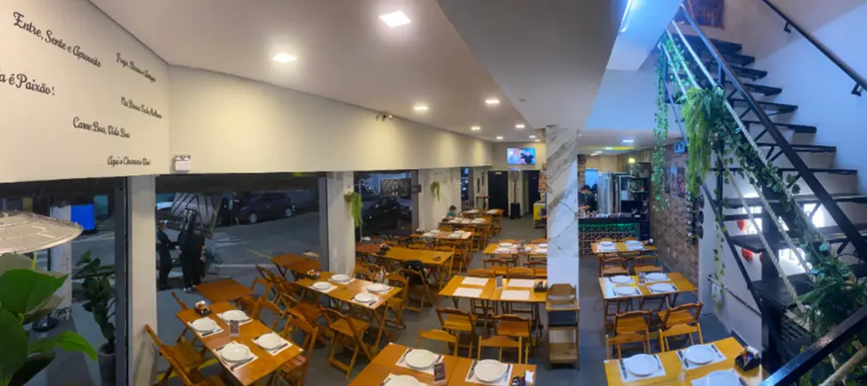 Salão interno do À Brasileira preparado para receber os clientes